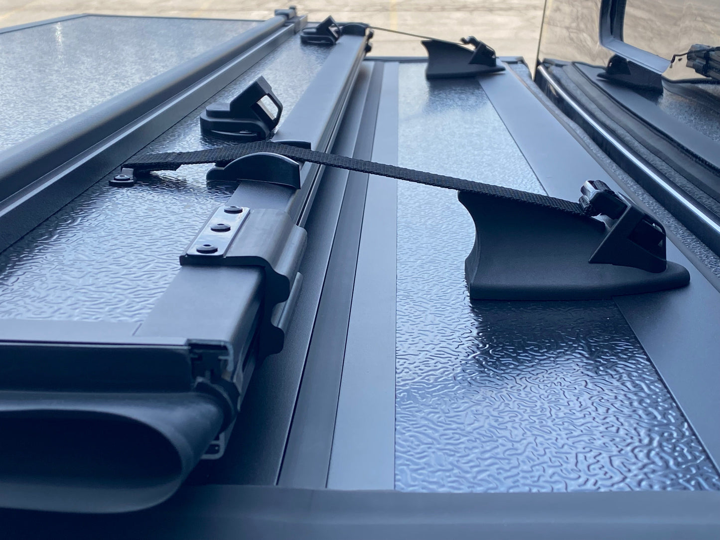 07 Hard tonneau cover fold 2 panels.