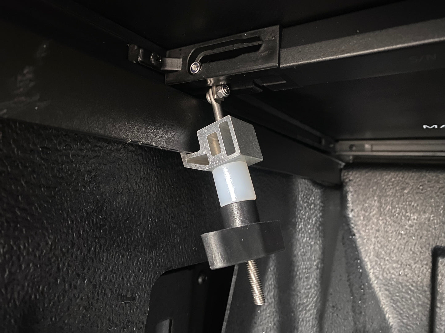 Soft tonneau cover 04 front clamp.